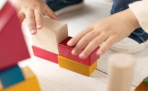 Retraso psicomotor de niños se asocia con factores socioeconómicos