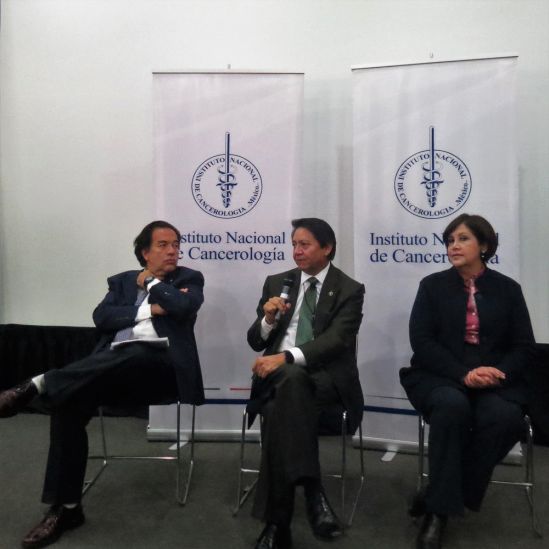Los doctores Alejandro Mohar, Abelardo Meneses y Laura Suchil del Instituto Nacional de Cancerología.