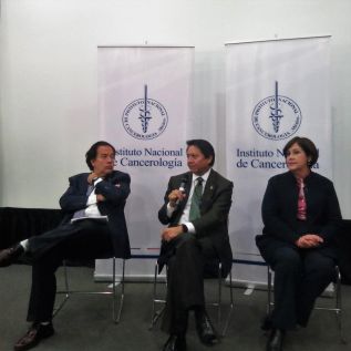 Los doctores Alejandro Mohar, Abelardo Meneses y Laura Suchil del Instituto Nacional de Cancerología.