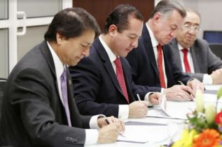 Industria farmacéutica y sector salud federal firman convenio para la investigación clínica
