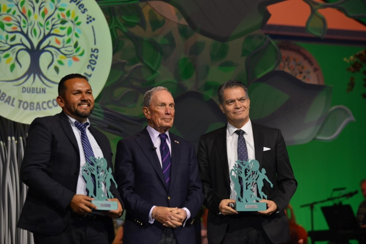 Secretaría de Salud y Salud Justa Mx en México recibieron un reconocimiento por su combate al consumo del tabaco