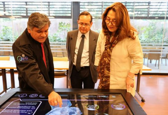 Donan al CINVESTAV mesa interactiva para la exploración del cerebro