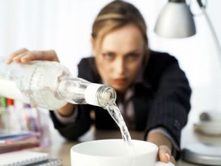 Ebriorexia, trastorno que se presenta en jóvenes de entre 17 y 24 años de edad