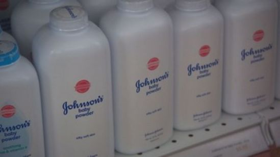 Johnson &amp; Johnson vedió durante décadas su talco para bebés con asbesto, según Reuters
