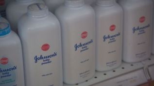 Johnson &amp; Johnson vedió durante décadas su talco para bebés con asbesto, según Reuters