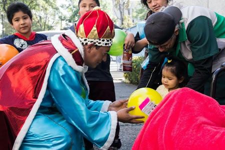 "Reyes Magos" festejan a niños del Hospital Juárez de México