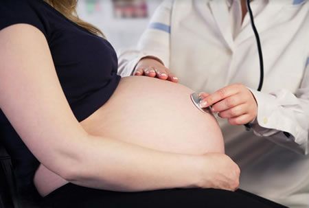 Maltratan a mujeres en salas de parto, según informe