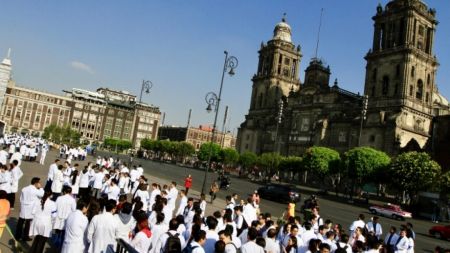 ¡Por una residencia médica digna! marchan médicos del Hospital General