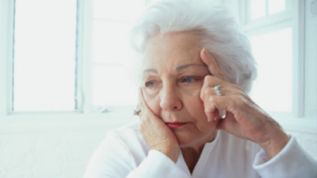 Mujeres mayores de 70 años con cáncer de mama tienen mayor riesgo de mortalidad, estudio internacional